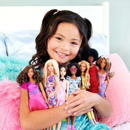 Barbie Fashionistas Doll Assortment – Diverse Fashion Dolls Celebrating Inclusivity (Styles May Vary) – FBR37