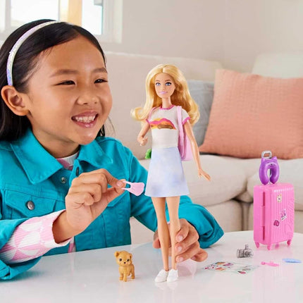 Barbie Chelsea Travel Set – Small Doll with Puppy, Pet Carrier, Opening Backpack & 6 Accessories (Brunette/Red Hair) – HJY18